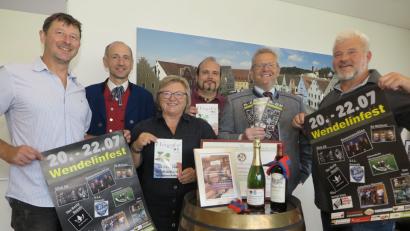 Bild: Hirsch
Michael Edenharter, Anton Lautenschlager, Sonja Dietl, Florian Peter, OB Andreas Feller und Michael Gradl (von links) werben für das "Mini-Bürgerfest" am Wochenende in der Innenstadt..