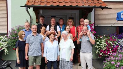 Bild: jma
Lisa Landgraf (Mitte, vorne) feiert ihren runden Geburtstag mit Kindern, Enkelkindern, dem Urenkel, Schwägerin und Bürgermeister Jürgen Kürzinger (links außen).