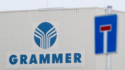 Bild: Armin Weigel
Das Logo der Grammer AG aufgenommen an einem Werk hinter einem Sackgassen-Schild. Foto: Armin Weigel/Archiv