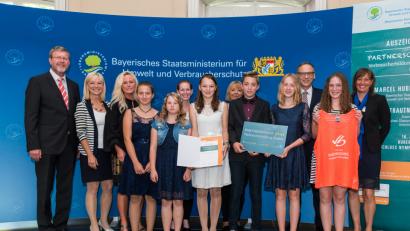 Foto: ©Mirko Milovanovic
Die Mädchen und Buben der Mittelschule zusammen mit Minister Marcel Huber und Rektorin Claudia Strobel-Dietrich (Dritte von links). Mit dabei war auch Bürgermeister Bernd Sommer (hintere Reihe, rechts).