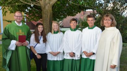 Bild: dob
Michael Hilburger, Lukas Gruber und Anja Hilburger (von rechts) geben ihr Amt als Ministranten in der Simultankirche auf. Nachfolgerin als Oberministrantin ist Antonia Stengel (Zweite von links). Kaplan Ulrich Eigendorf (links) und Gemeindereferentin Christine Hecht (rechts) danken dem fleißigen Gespann.