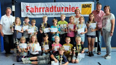 Bild: wlr
Die Gewinner des Fahrradturniers mit stellvertretendem ADAC-Vorsitzenden Karl Seiler (von links), ADAC-Vorstandsmitglied Renate Müller, 2. Bürgermeister Hans Beutner und Rektorin Gabriela Bäumler mit den Gewinnern der jeweiligen Klassen