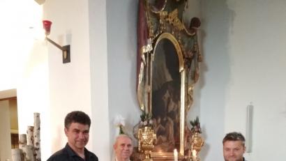 Bild: gi
Theo Bauer (rechts) mit seinem Meisterwerk. Über den Taufstein in der Filialkirche Tröbes freuen sich Pfarrer Josef Most (Mitte) und Kirchenpfleger Bernhard Rom.