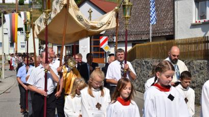 Bild: bnr
In einer feierlichen Prozession zogen die Gläubigen durch die Straßen von Trausnitz.