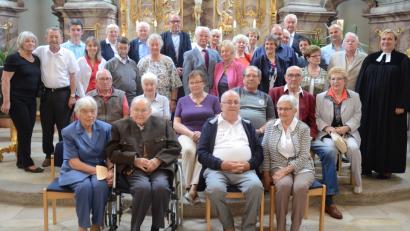 Bild: Kunz
Pfarrerin Stefanie Endruweit segnete am Samstag beim Gottesdienst in St. Michael 18 Jubelpaare, die seit 25, 50, 55, 60 und 65 Jahren verheiratet sind.