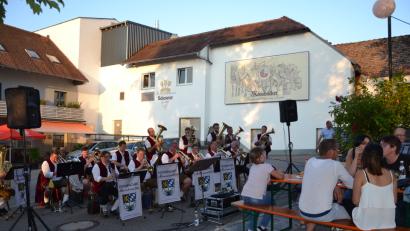 Bild: gi
Die Moosbacher Musikanten haben zum Lampionfest in den Garten der Brauerei Scheuerer eingeladen. Die Musiker freuen sich über die vielen Besucher und die super Stimmung.