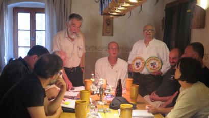 Bild: jzk
HAK-Vorsitzender Hans Rösch, Stadthauptmann Volkmar Legath (von links) treffen letzte Vorbereitungen für das 5. Historische Zeltlager. Heiner Dworzak (rechts) hat Gastgeschenke für die teilnehmenden Gruppen angefertigt.