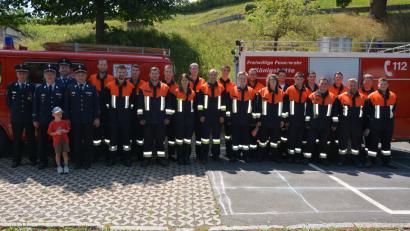Bild: jr
Die erfolgreichen Aktiven der Feuerwehren Königshütte und Leonberg mit den Schiedsrichtern Herbert Thurm, Albert Fröhlich (von links) und Stefan Gleißner (Vierter von links), den Vorsitzenden Bernhard Lindner (Leonberg, Dritter von links) und Christian Weiß (Königshütte, Sechster von rechts) und dem Leonberger Kommandanten Thomas Lindner (Zweiter von rechts).
