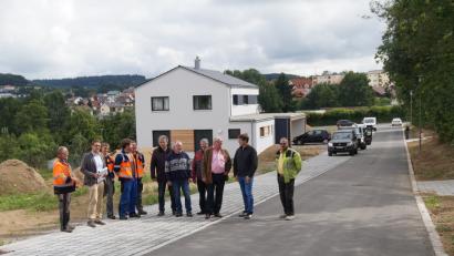 Bild: weu
Die Abnahme der Erika-Odemer-Straße im neuen Baugebiet "Wiesengrund" erfolgte ohne Mängel.