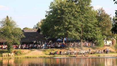 Bild: u
Keinen freien Platz gibt es am Samstag bei der Nacht am See des Anglervereins auf dem idyllisch gelegenen Festgelände am Südufer des Mühlweihers. Erstmals stehen auch Tischgarnituren auf der Weiherberme, wodurch sich das Platzangebot auf 800 Sitzplätze erhöht.
