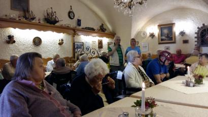Bild: kgg
Seniorenbeauftragter der Stadt Siegfried Achatz (stehend links) hieß die nach der Besichtigung der Basilika zu Kaffee, Kuchen und Eis ins Hotel der Familie Pirkl ein und bedankte sich bei Kathrin Dietz,rechts) für die Organisation dieses Ausflugs.