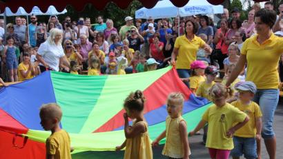 Bild: kro
Toll präsentiert: der Sonneninsel-Tanz der Kinder beim Familienfest im Kinderhaus Kunterbunt.