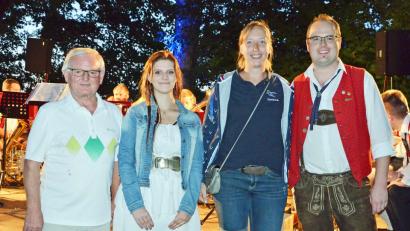Bild: ü
Sandra Maul (Zweite von rechts) freut sich zusammen mit (von links:) Robert Herl, Laura Kellner und Sebastian Dimler, Vorsitzender der Blaskapelle, über ihren Gewinn.