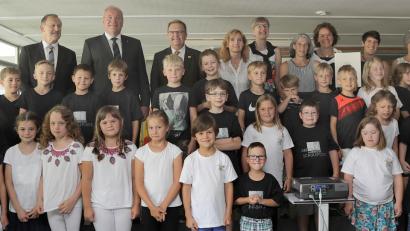 Bild: Wolfgang Steinbacher
Die Albert-Schweitzer- und Rupert-Egenberger-Schule sind Jugend-Kulturförderpreisträger (hinten von links:) Bezirksrat Richard Gaßner, Bezirkstagspräsident Franz Löffler, der Amberger Bürgermeister Martin Preuß, Grundschullehrerin Brigitte Hausmann, Förderzentrumsleiterin Isabel Wernekke (Rupert-Egenberger-Schule), Sonderschulpädagogin Beatrix Hiltl, Rektorin Marion Weigl (Albert-Schweitzer-Grundschule), Grundschullehrerin Ulrike Doschat, Sonderschulpädagogin Christine Seraphin und (vorne) die Partnerklassen.