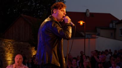 Bild: tr
Markus Engelstaedter und Band begeisterten am Freitagabend zahlreiche Fans mit ihren Songs von Queen und Freddie Mercury.