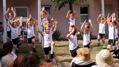 Bild: u
Trotz des WM-Aus' der deutschen Nationalelf tritt die Kinder- und Jugendgarde in deren Trikots auf und bietet eine fulminante Tanzdemonstration.