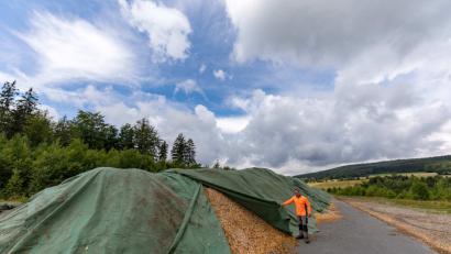 Bild: exb
Ewald Vogel, Mitarbeiter der Bayerischen Staatsforsten, überprüft die Abdeckplanen am Hackschnitzellager in Bischofsgrün