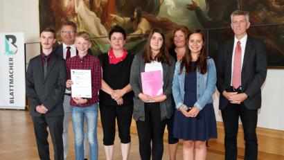 Bild: exb
Die Redaktion um Chefredakteurin Marisa Biersack (Zweite von rechts),
Betreuungslehrerinnen Sylvia Eller (Dritte von rechts), Andrea Bauernschmitt
(Vierte von links) und Schulleiter German Helgert freuen sich über den
ersten Platz. Mit im Bild ist stellvertretender Vorsitzender des Bildungsausschusses, Professor GerhardWaschler (rechts).