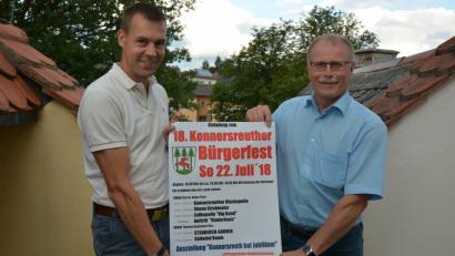 Bild: jr
Bürgermeister Max Bindl (rechts) und Vereinskartellsvorsitzender Andreas Malzer freuen sich auf das 18. Konnersreuther Bürgerfest am Sonntag, 22. Juli.