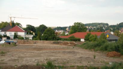 Bild: Portner
Im „Sondergebiet Einzelhandel“ an der Muracher Straße/Am Schießanger möchte im Jahr 2019 der neue Lidl-Markt eröffnen. Die Hochbauarbeiten dazu sollen ab dem Frühjahr starten.