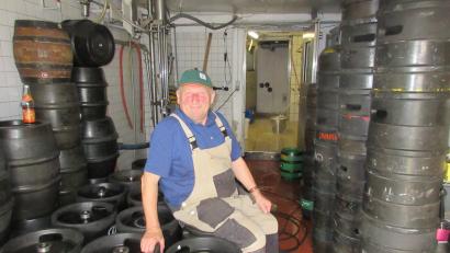 Bild: ui
Manfred Punzmann hat viele Zoiglfässer im Keller. Die dienen bei ihm nicht nur als Bierbehälter, sondern auch als Sitzgelegenheit bei einer kurzen Pause. Die hat sich das umtriebige Neuhauser Original, das heute 75. Geburtstag feiert, auch redlich verdient.