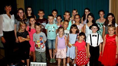 Bild: R. Kreuzer
Musikalische Früherziehung und harmonische Klaviereinsätze präsentieren die Musikschüler von Lilia Gette im Maria-Seltmann-Haus.
