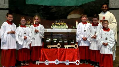 Bild: zer
Sechs neue Ministranten erfahren im Aufnahmegottesdienst, dass der Glaube der wichtigste Schlüssel ist, um die wertvolle Truhe der Freundschaft zu Jesu zu öffnen.