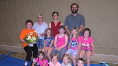 Bild: hä
Maria Haas übergibt nach 20 Jahren als Leiterin des Mutter-Kind-Turnen das Feld an Susanne Stamm; ATSV-Abteilungsleiterin Anneliese Kühn bedankte sich mit einem Blumenstrauß, ATSV-Vorsitzender Jürgen Steinhauser (von links) sowie die Kinder-Gruppe zeigten sich ebenfalls dankbar.