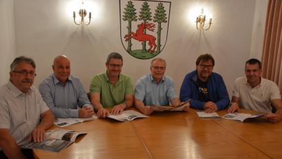 Bild: jr
Bei einem Termin im Rathaus wurde die CSU-Bürgerfestzeitung vorgestellt. Im Bild (von links) Reinhard Betzl, Detlev Ernst, Uwe Rosner, Bürgermeister Max Bindl, Alfons Ulrich und CSU-Ortsvorsitzender Andreas Malzer.