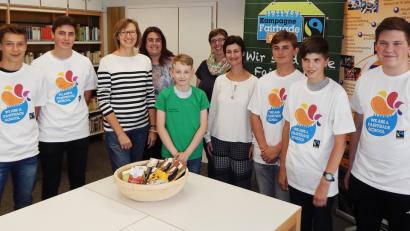 Bild: exb
Die Schüler des Schulteams sind auf dem Foto mit der Leiterin der Schulfirma, Iris Hösl (Vierte von rechts), der Elternbeiratsvorsitzenden Johanna Baumann (Dritte von links) und der stellvertretenden Schulleiterin Anja Wiesner (Mitte) zu sehen.