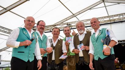 Bild: bph
Als Geburtstagsgeschenk überreichten Vorsitzender Joseph Ferstl (links), Dirigent Sepp Weber (2.v.Links) und Dirigent Markus Ferstl (rechts) einen Weißbierklech mit einer Magnumflasche Weizen an Obmann Hans Brunmayr (3.v. links) Kapellmeister Gottfried Rappersdorfer und Ehrenobmann Johann Ramsebmer (2.v. rechts).