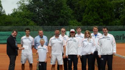 Bild: hai
Unterstützung von vielen Seiten erfahren die Tennisfreunde Oberbibrach anlässlich ihres Jubiläumskirchweihturnieres. Gemeinderat Alexander Goller (links) und CSU-Vorsitzender Peter Stickling (Dritter von links) etwa übergaben dem von Norbert Schecklmann (rechts) geführten Verein eine 100-Euro-Spende.