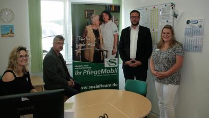 Bild: wro
Im Bild (von links) Pflegeleiterin Sabine Gschrei, Bürgermeister Wolfgang Braun, Fachbereichsleiter Andreas Neugirg und die stellvertretende Pflegedienstleiterin Jenny Stanzel bei der Eröffnung im Fuchsmühler Senioren-Servicehaus.