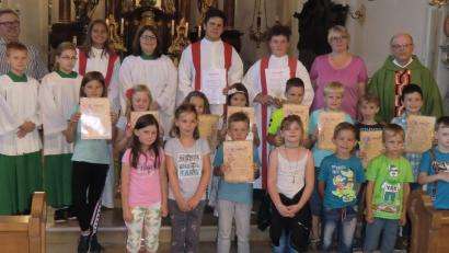 Bild: exb
Beim Familiengottesdienst dankte Pastoralreferent Andreas Hartung (hinten links) sowie Pfarrer Herbert Rösl (rechts) den beiden scheidenden Ministranten (Mitte) Benedikt Fink und Ferdinand Bauer. Die Kinder der zweiten Klasse (mittlere Reihe) und auch die Erstklässler (vorne) gestalteten die Predigt mit.