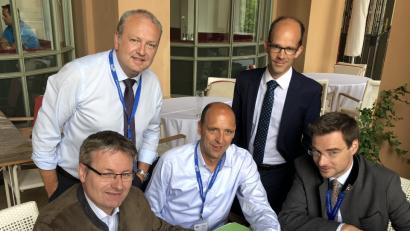 Bild: exb
Die Flosser Delegation in München: Bei Staatssekretär Josef Zellmeier (von links) versuchen Armin Betz und Harald Gollwitzer für eine bessere Förderung kommunaler Investitionen in ihrer Heimatgemeinde zu werben. Fachlicher Rat kommt von Abteilungsleiter Matthias Amann aus dem Bauministerium. Mit politischem Gewicht unterstützt CSU-Kreischef Stephan Oetzinger.