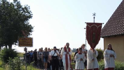 Bild: mor
Zum 36. Mal pilgern die Grafenwöhrer zu Fuß und mit dem Rad auf den Barbaraberg. Stadtpfarrer Bernhard Müller begleitet die Gläubigen. Prior Pater Benedikt Schuster vom Kloster Speinshart empfängt die Wallfahrer auf dem „heiligen Berg“.