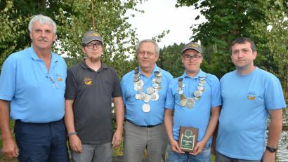 Bild: dob
Beim Fischerfest kürt stellvertretender Vorsitzender Martin Puff (rechts) und Schriftführer Richard Koller (links) die neuen Fischerkönige Werner Bank (Dritter von links) und Leon Stärk (Zweiter von rechts). Vorjahreskönig Jochen Grünthaler (Zweiter von links) übergibt die schwere Zinnkette an seinen Nachfolger.