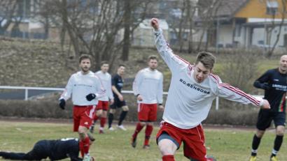 Bild: gb
Lars Saller in der Saison 2014/15 im Trikot der SpVgg Wiesau: Nach einem zweijährigen Gastspiel beim TSV Konnersreuth kehrt Saller nach Wiesau zurück.