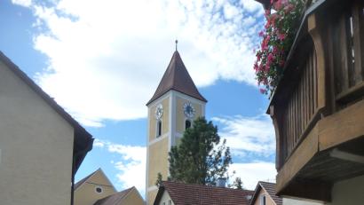 Bild: Thomas Salzl
Blick auf die Kirche vom Kirchsteig aus. Hier ist das Zentrum, der romanische Turm. Auch die Sakristei und der Chorraum zeigen romanische Spuren.