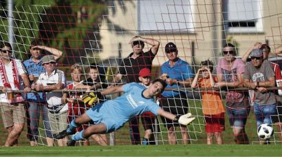 Bild: btg
Pfreimds Keeper Dominik Aurich streckt sich beim Elfmeter der Donaustaufer in der achten Minute vergebens. Die SpVgg verlor ihr erstes Landesliga-Heimspiel gegen den SV Donaustauf mit 0:4.