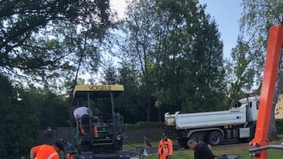 Bild: dob
Jetzt werden auch noch die Wege im Friedhof neu asphaltiert.