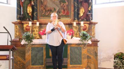 Bild: den
Pfarrerin Nadine Schneider hatte für die Kirchenführung in Thumsenreuth extra die Abendmahlskanne von 1681 aus dem Tresor geholt.