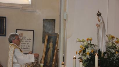 Bild: kro
Professor Dr. Josef Kreiml beweihräucherte die Fatima-Statue.