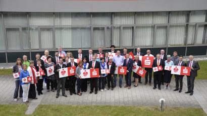 Bild: Kerstin Tischner
Die Sparkasse Amberg-Sulzbach setzt ein Zeichen für das ehrenamtliche Engagement ihrer Mitarbeiter. Etliche Vereine kamen so zu einem finanziellen Zuschuss von je 200 Euro.