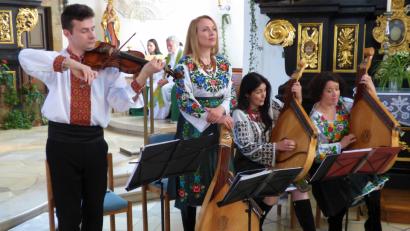 Bild: mng
Jarema Pavliv, Olena Nikolenko, Natalija Stachiv und Oksana Kolomiyets (von links) - das „Bandura-Goldkehlchen-Quartett“ aus Lviv. Sie interpretierten auf Violine und Banduras neben klassischen Werken auch Folklore aus ihrer Heimat.
