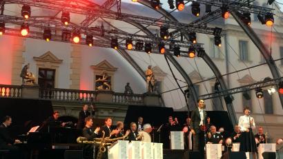 Bild: Holger Stiegler
Andrej Hermlin (links am Klavier), das „Swing Dance Orchestra“ sowie die beiden Gesangssolisten Ann Sophie und David Hermlin sorgen für einen gelungenen Abend bei den Schlossfestspielen.