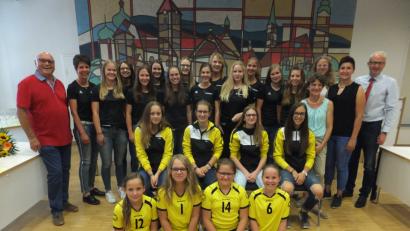 Bild: ibj
Zusammen mit SV-Vorsitzendem Hans Luber und technischer Leiterin Elisabeth Lederer (von links), sowie Bürgermeister Bernhard Lindner, Trainerin Anna Dotzler (von rechts), Abteilungsleiterin Dr. Monika Hecken-Emmel und Trainerin Lisa Lederer (ab vierte von rechts) wurden die Erfolge der Volleyballerinnen im Rathaus gefeiert.