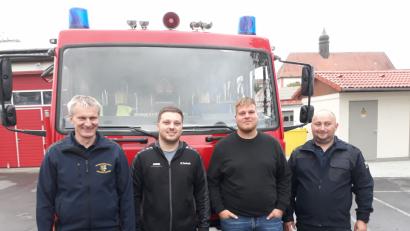 Bild: wmi
Die Kreisbrandmeister Rainer Kopp (links) und Jürgen Haider (rechts) gratulierten Fabian Reiß und Florian Hörl (Zweiter und Dritter von links) zur erfolgreichen Prüfung für den „Feuerwehrführerschein“.