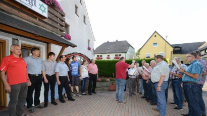 Bild: bey
Manfred Punzmann (Mitte) genießt in Begleitung von Tochter Bernadette und Sohn Markus und dessen Freundin Sabine das Ständchen des Männergesangvereins Harmonie zu seinem Geburtstag. Gratuliert haben auch die DJK und die Feuerwehr Neuhaus.