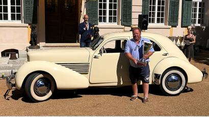 Bild: zer
Mit dem Cord 812 errang Konrad Fischer vor kurzem einen Pokal. Bei der Oldtimerausfahrt in Neustadt stellt er das Auto den Besuchern vor.